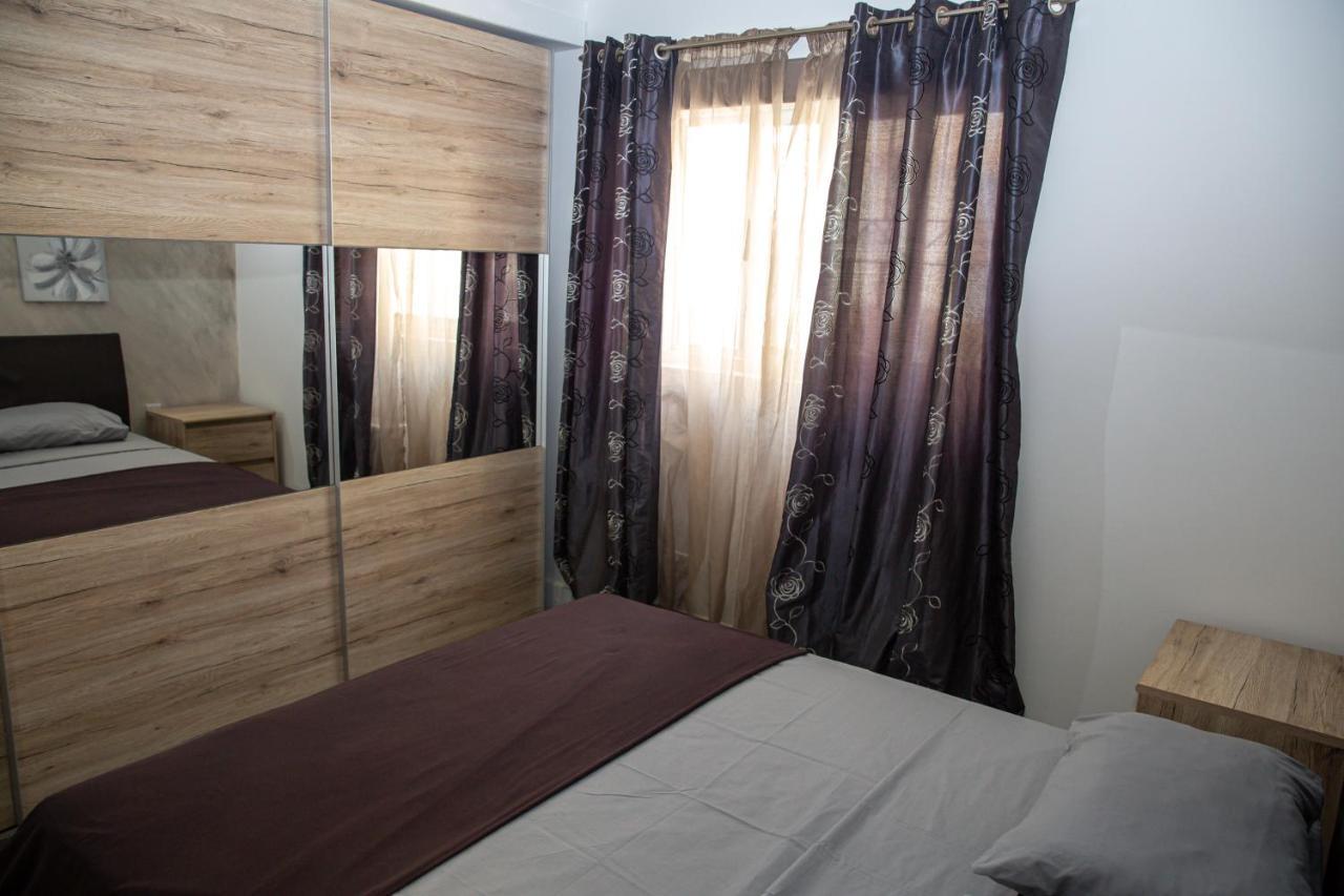 Dolmen Court Flat 10, Qawra Apartment เซนต์พอลส์เบย์ ภายนอก รูปภาพ